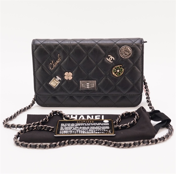 Túi Chanel ô vuông đen gắn charm hoa size 18cm KG+