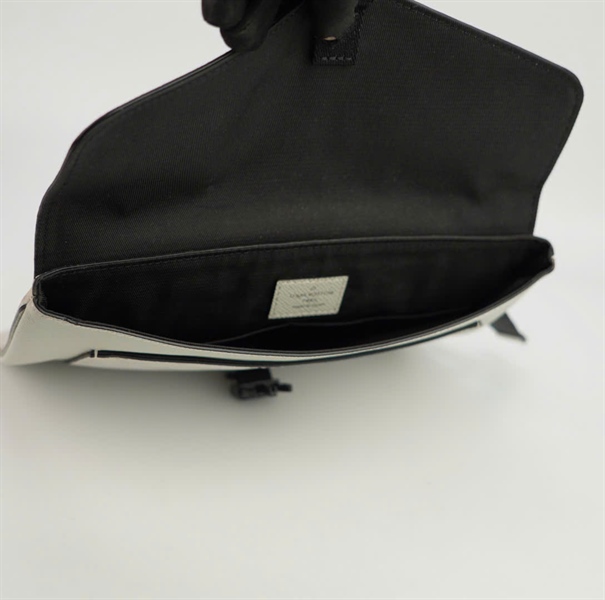 Túi LV đeo chéo hoa trắng size 22 ++