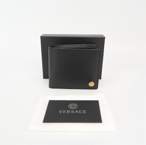 Ví Versace màu đen, phần trong màu vàng KG+