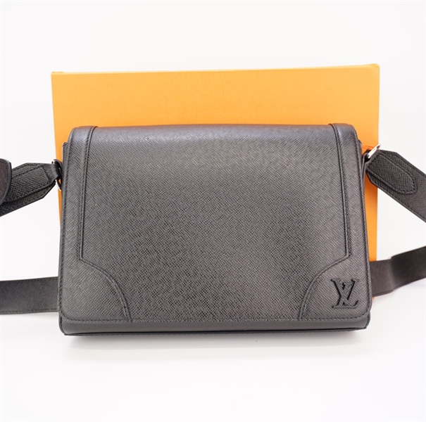 Túi LV đen đeo chéo sz30+