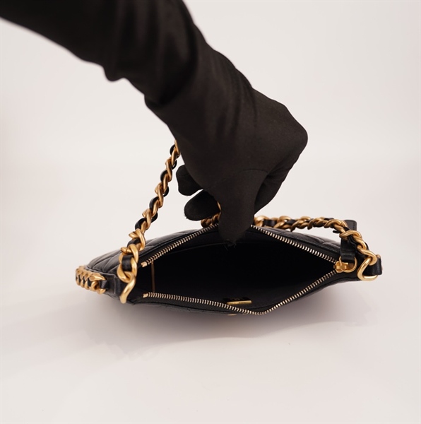 Túi Chanel đen kẹp nách xích vàng+