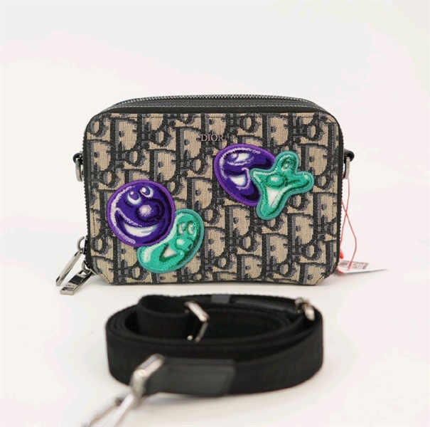 Túi Dior thêu hình trái dâu KG+