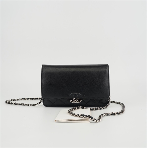 Túi chanel đen nữa khóa trắng KG+