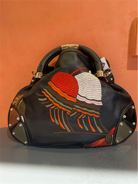 Túi Gucci thêu hình màu đen dáng tròn++