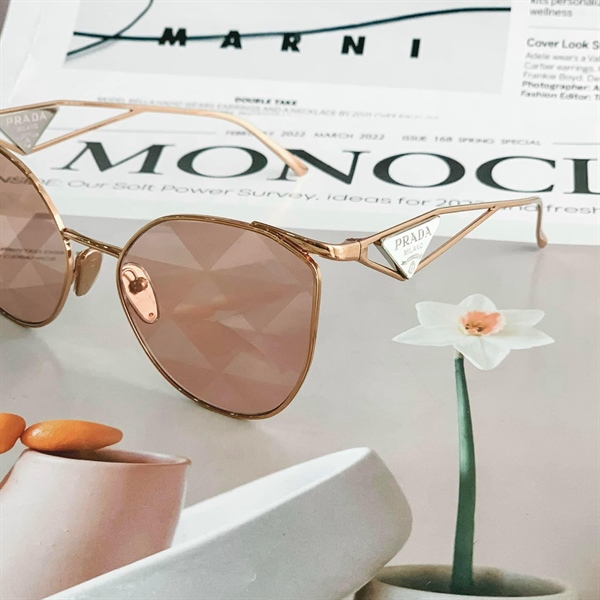 Kính mắt mèo Prada KG+