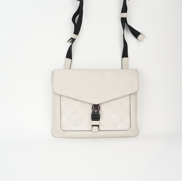 Túi LV đeo chéo màu trắng TB+