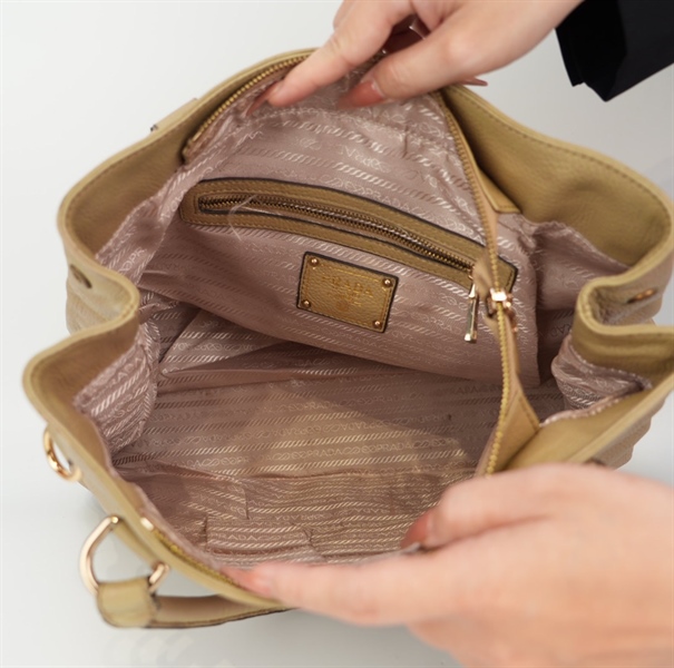 Túi Prada màu nude ánh rêu TB+