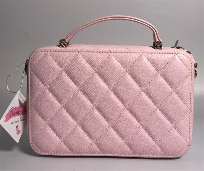 Túi Chanel hồng có quai xách New