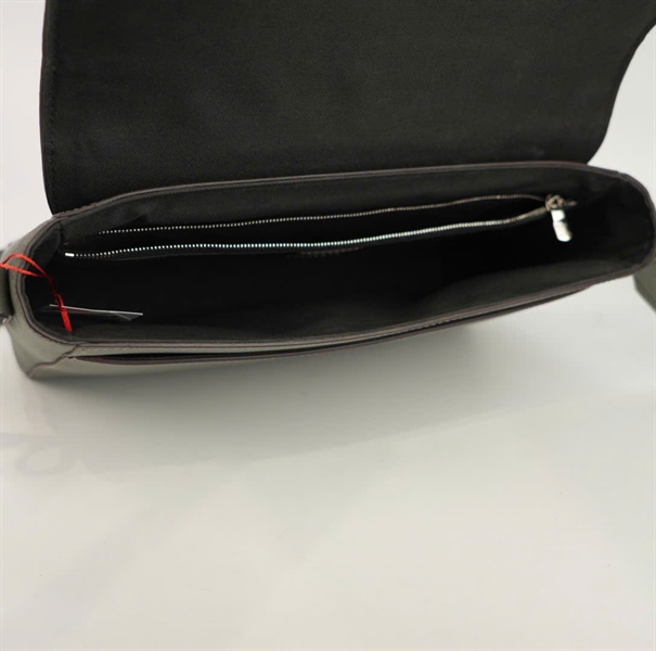 Túi LV đeo chéo màu xám logo nổi Size 26 TB+