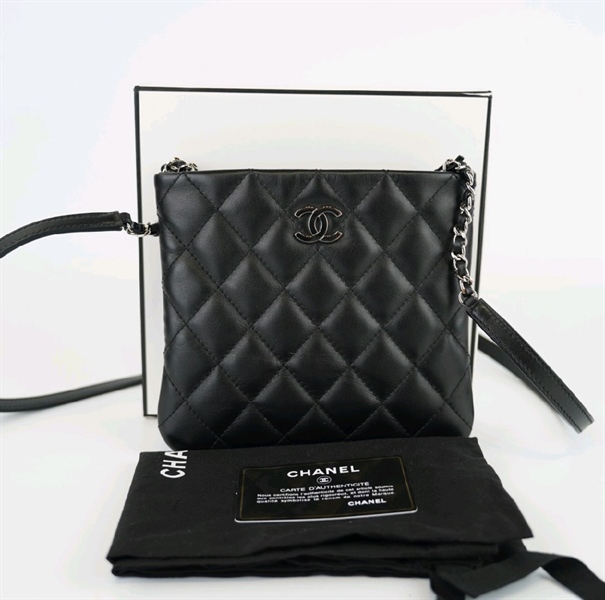 Túi Chanel đen đeo chéo hình vuông+