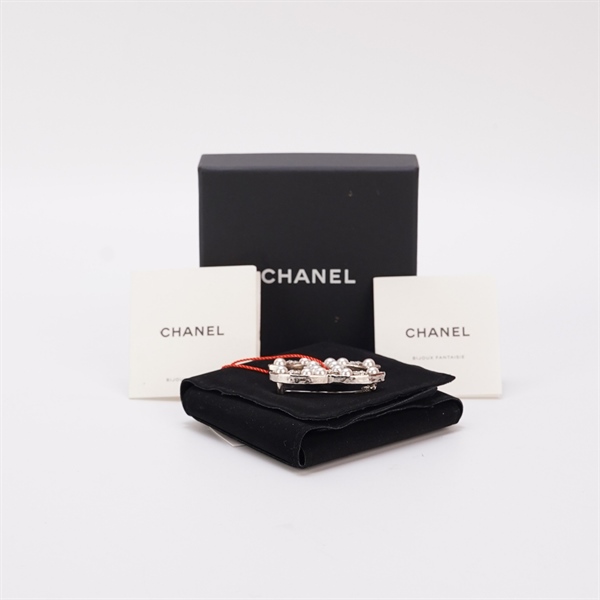 Cài áo Chanel đính hạt ngọc +