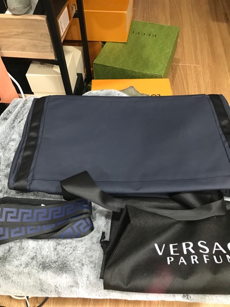 Túi du lịch Versace màu xám KG+