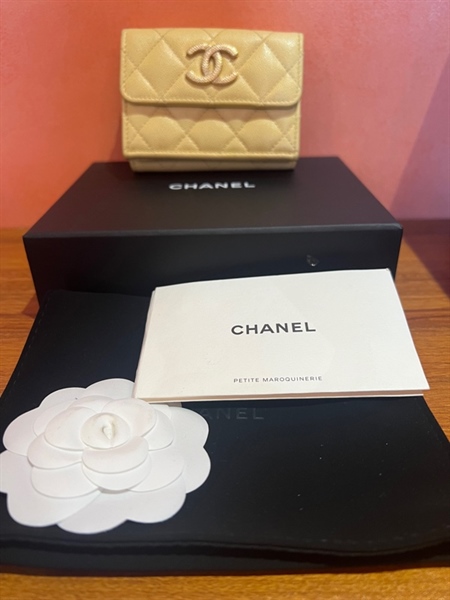 Ví Chanel nắp vuông vàng +