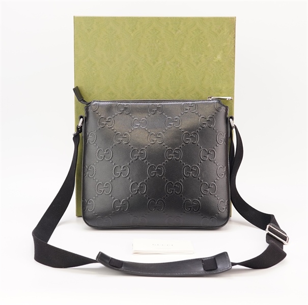 Túi Đeo chéo GG nam màu đen vân nổi +