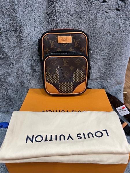 Túi LV đeo chéo viền màu nâu vàng+