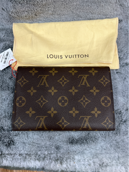 Ví LV nâu dài nắp nút vàng+