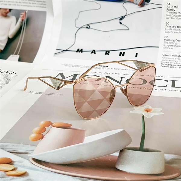 Kính mắt mèo Prada KG+