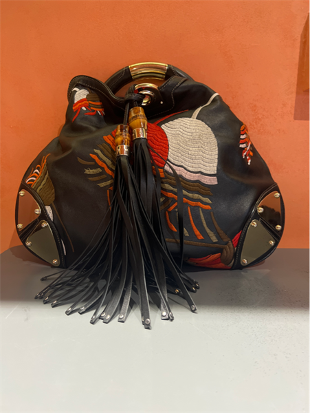 Túi Gucci thêu hình màu đen dáng tròn++