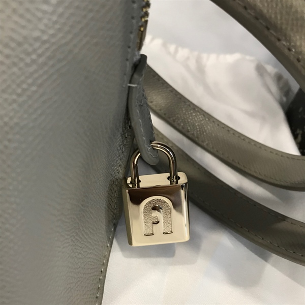 Túi Furla xám + khoá KG+