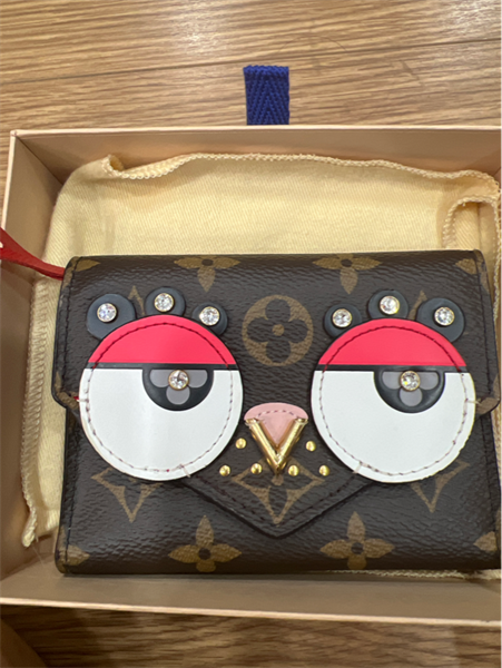 Ví LV gập 3 hoa nâu nấp họạ tiết cú+