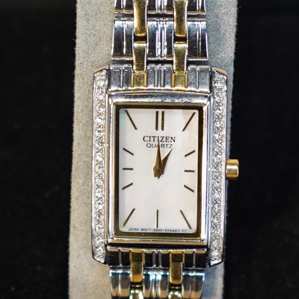 Đồng hồ Citizen mặt chữ nhật dây vàng phối bạc KG+