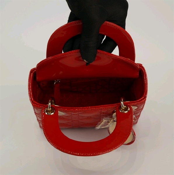 Túi Dior Lady đỏ bóng có charm KG+