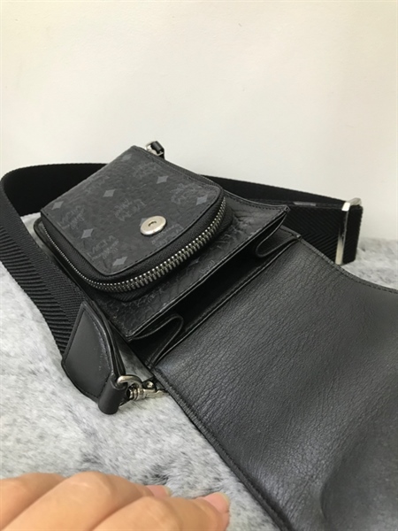 Túi Đeo Chéo Đứng MCM Đen KG+