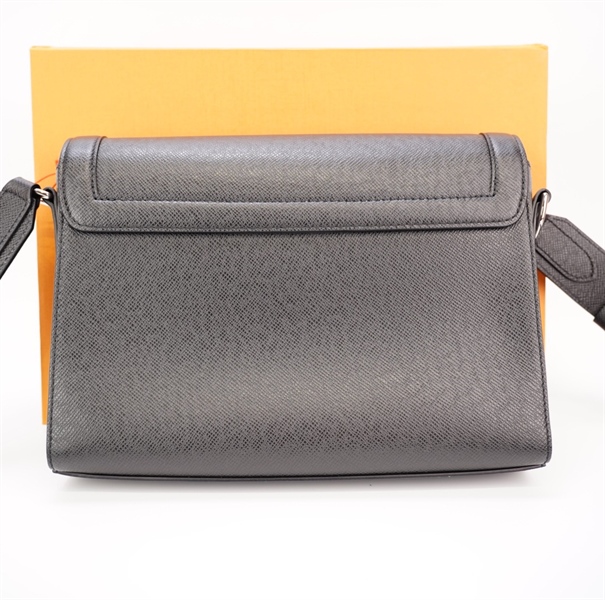 Túi LV đen đeo chéo sz30+