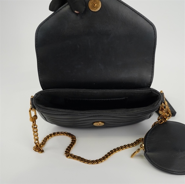 Túi LV đen trần chỉ khóa vàng kèm charm KG+