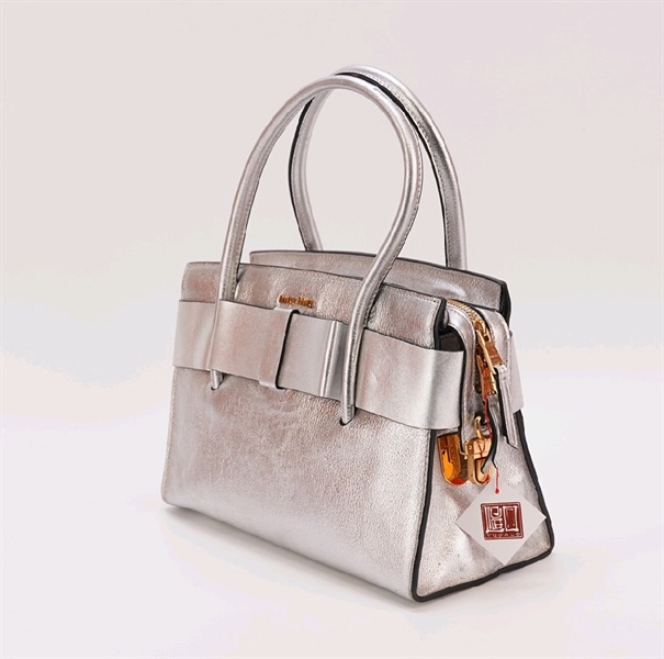 Túi xách Miu Miu màu bạc KG+