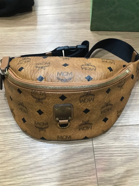 Túi bao tử MCM nâu vàng +