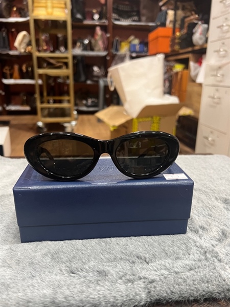 Kính LV đen mắt mèo chữ Lv ở gọng +