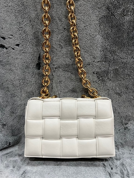 Túi Bottega đan màu trắng KG+