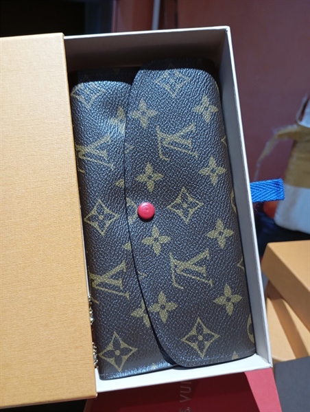 Ví LV dài hoa nâu nút đỏ lòng đỏ+