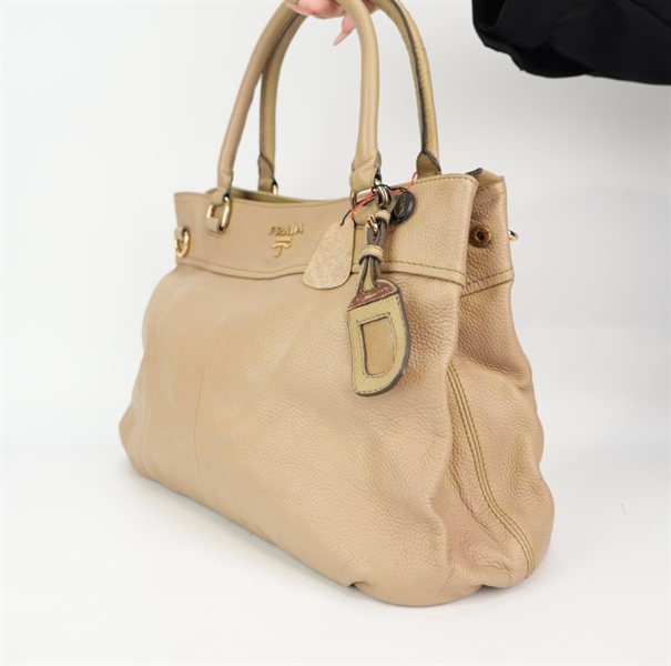 Túi Prada màu nude ánh rêu TB+