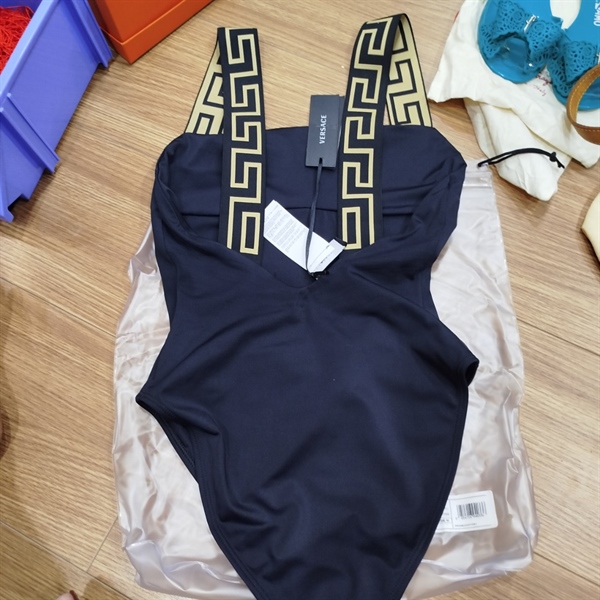 Áo tắm Versace đen chữ vàng KG+