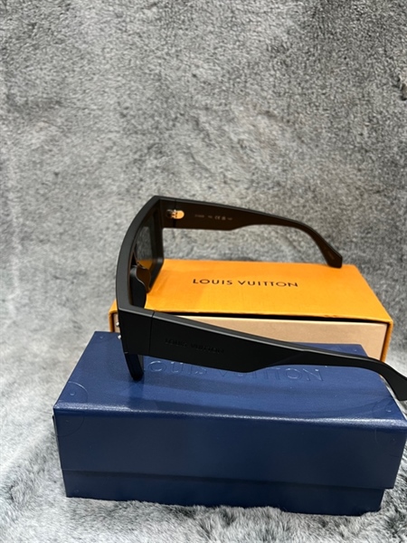 Kính LV đen có chữ +