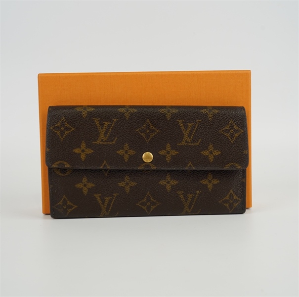Ví LV hoạ tiết hoa nâu nút vàng +