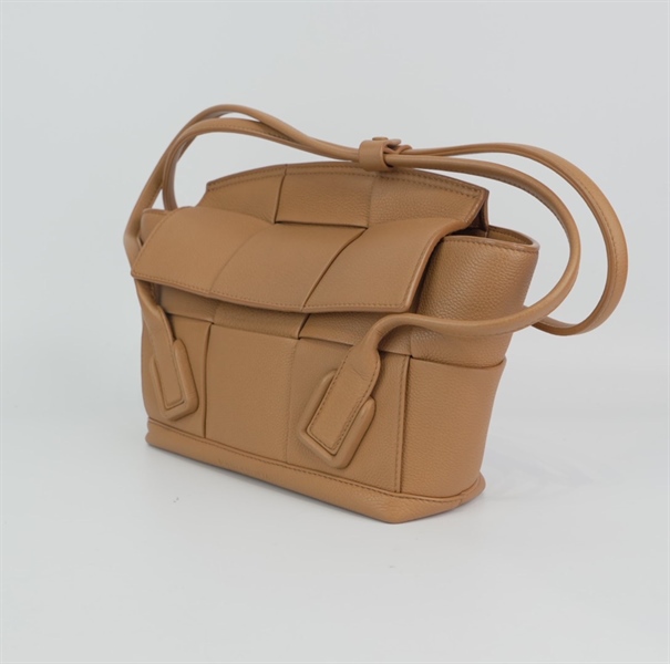 Túi Bottega đan chéo màu nâu +