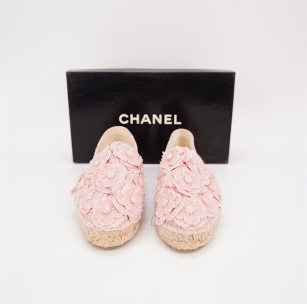 Giày Chanel hoa màu hồng nhạt KG+