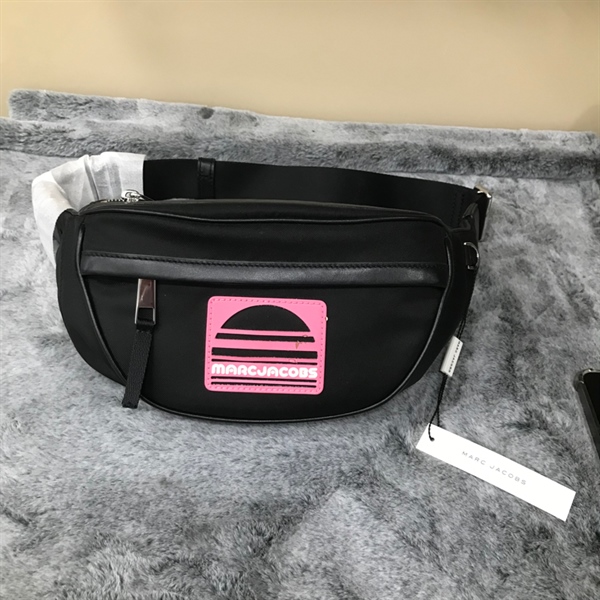 Túi Bao Tử Marc Jacobs Đen KG+