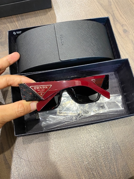 Kính Prada đỏ đô KG+