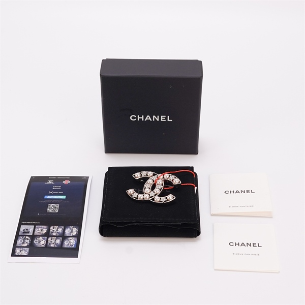 Cài áo Chanel đính hạt ngọc +