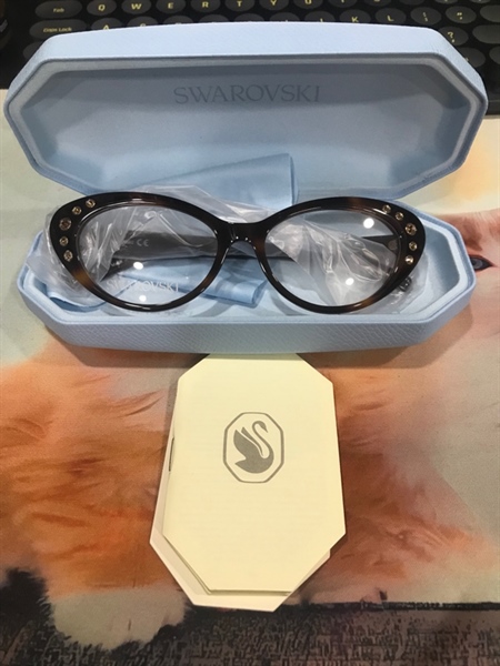 Kính Swarovski gọng đính đá KG+