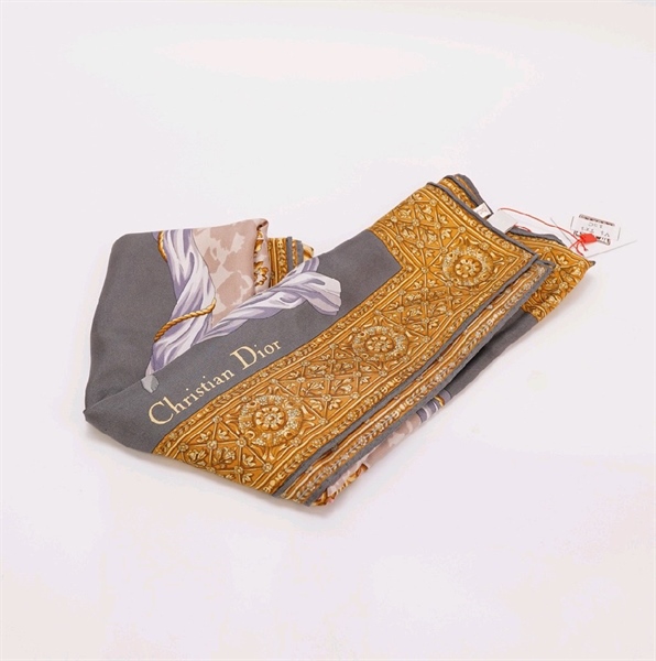 Khăn Dior màu vàng KG+