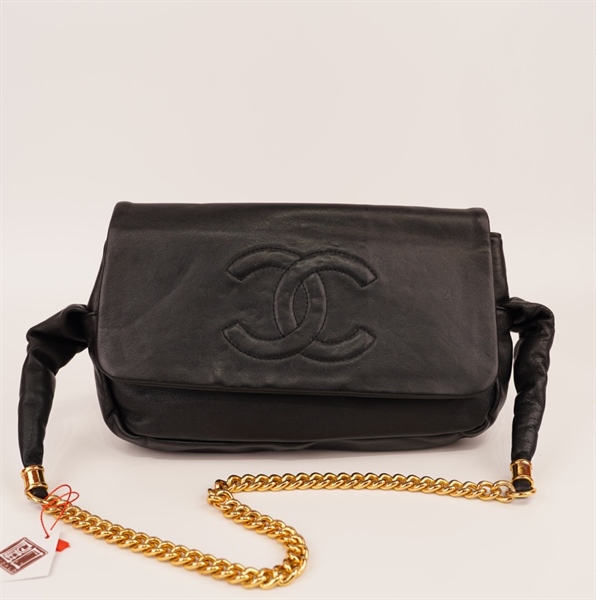 Túi Chanel đen dây xích vàng logo dập ++