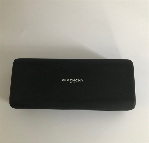 Kính Givenchy đen gọng vàng có chữ KG+