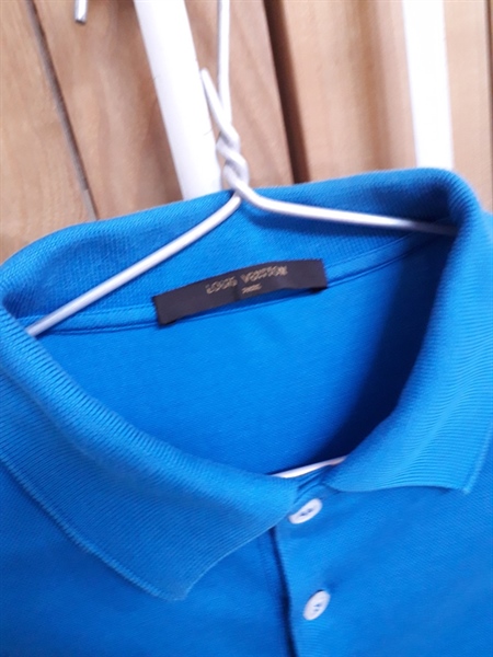 Áo thun LV có cổ màu xanh dương KG+