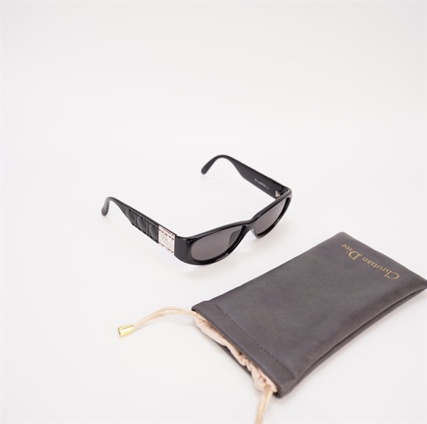 Mắt kính Dior màu đen KG+