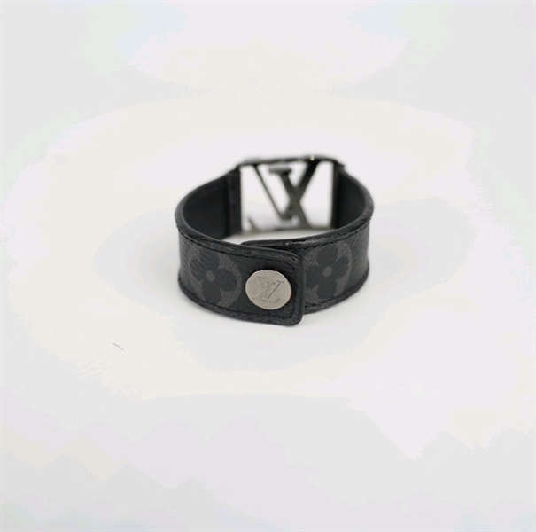 Vòng tay LV logo xanh đen +